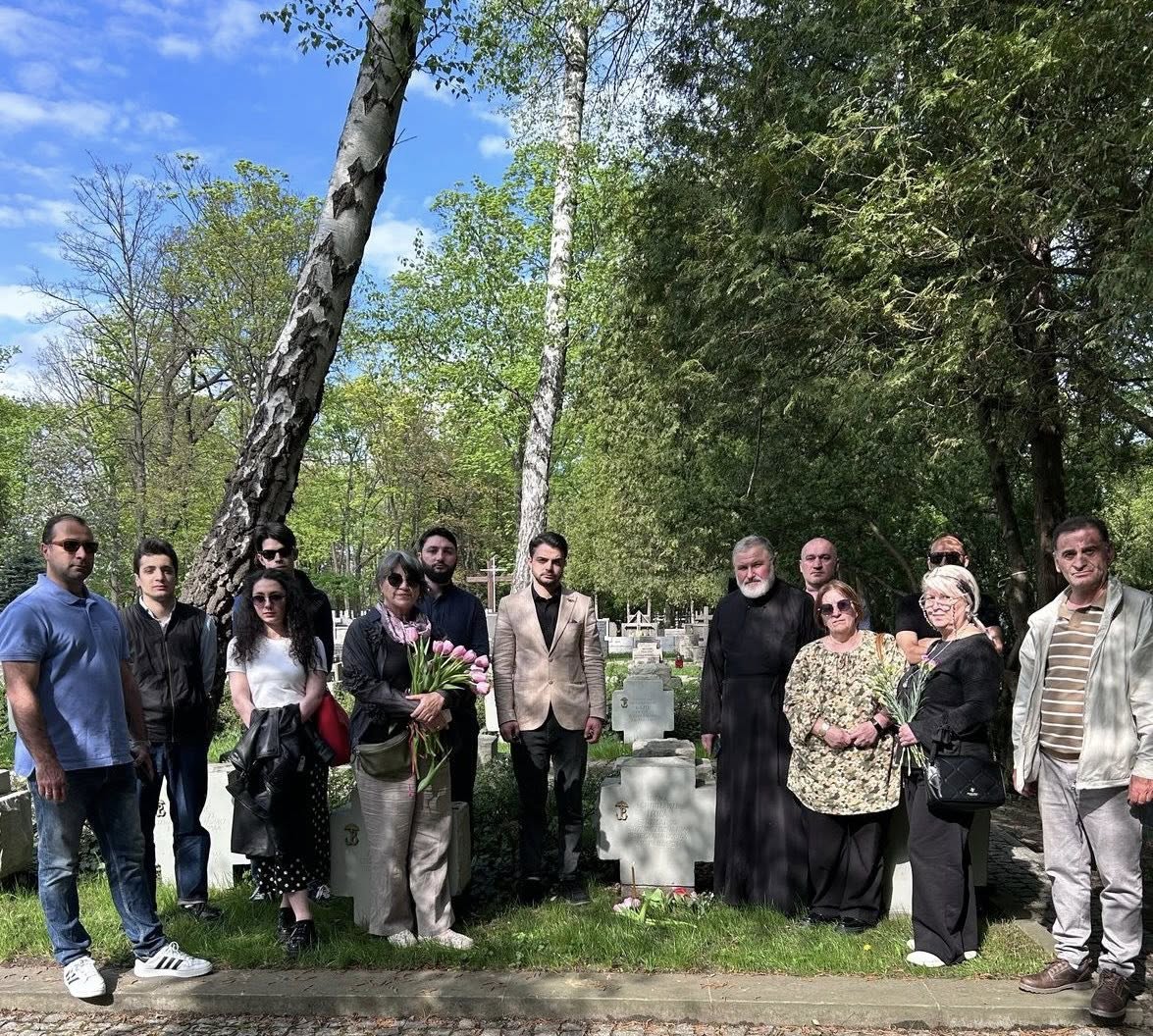 23 აპრილი — გმირთა პატივისცემა ვარშავის სამხედრო სასაფლაოზე